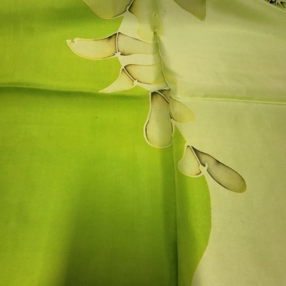 Silk Handpainted Rectangular Scarf in a two tone Green with a floral motif - NEW - Picture 6 of 7